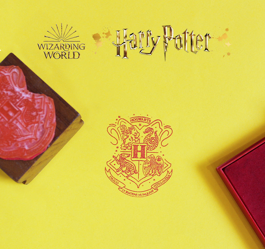 official-harry-potter-hogwarts-seal-rubber-stamp-with-wooden-mount